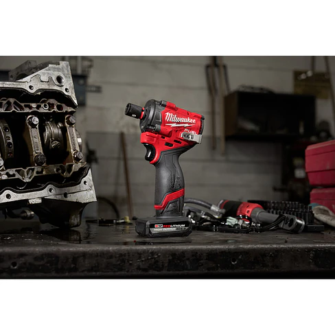 Llave de Impacto Milwaukee M12 FUEL Stubby 3/8” 745 Nm 2562-20 + Batería 7