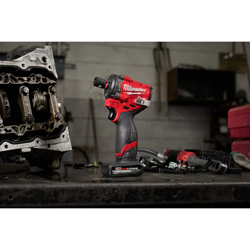 Llave de Impacto Milwaukee M12 FUEL Stubby 3/8” 745 Nm 2562-20 + Batería 7