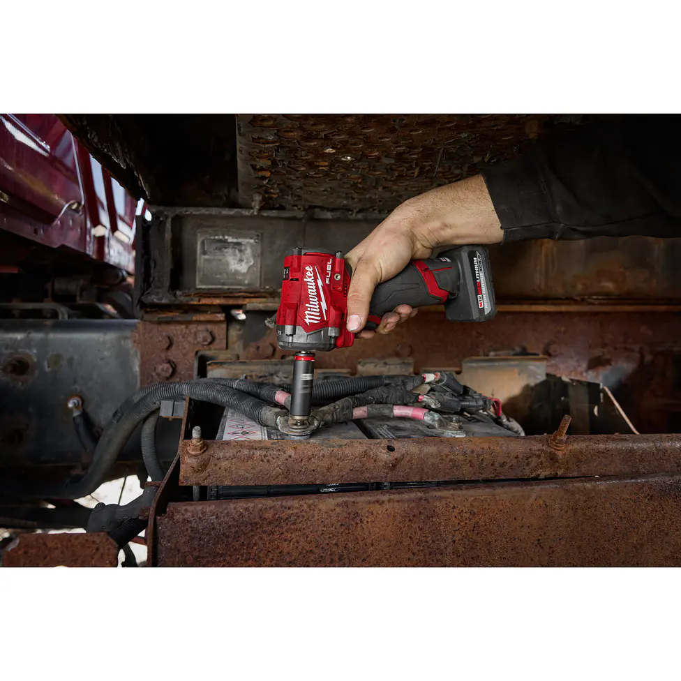 Llave de Impacto Milwaukee M12 FUEL Stubby 3/8” 745 Nm 2562-20 + Batería 15