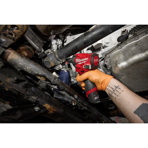 Llave de Impacto Milwaukee M12 FUEL Stubby 3/8” 745 Nm 2562-20 + Batería 18