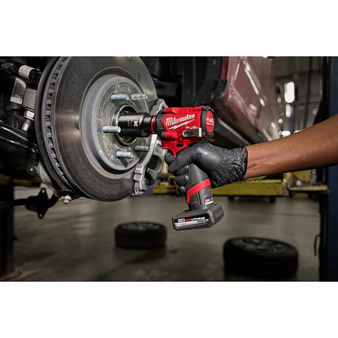 Llave de Impacto Milwaukee M12 FUEL Stubby 3/8” 745 Nm 2562-20 + Batería 10