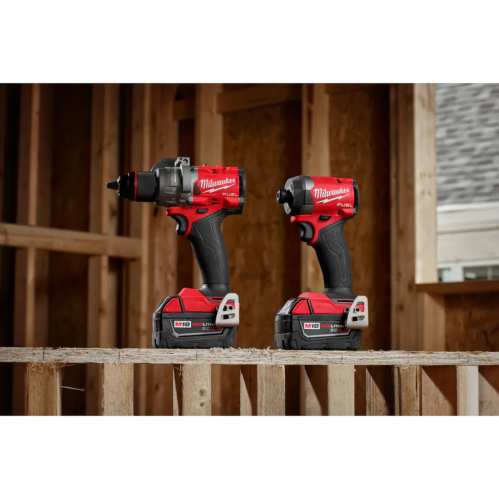 Kit 7 herramientas Milwaukee M18 FUEL + 2 Baterías 5Ah + Cargador 3697-27 12