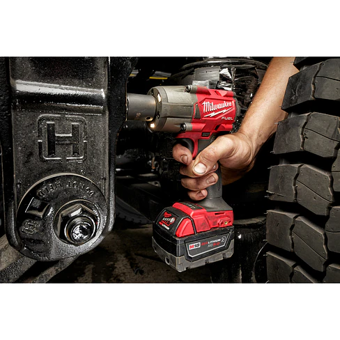 Kit 7 herramientas Milwaukee M18 FUEL + 2 Baterías 5Ah + Cargador 3697-27 17