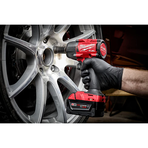 Kit 7 herramientas Milwaukee M18 FUEL + 2 Baterías 5Ah + Cargador 3697-27 18