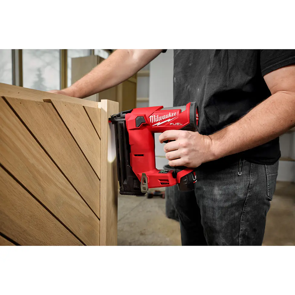 Clavadora de Puntas Calibre 18 Milwaukee M12 FUEL 2541-20 9