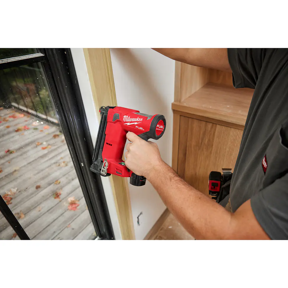 Clavadora de Puntas Calibre 18 Milwaukee M12 FUEL 2541-20 11