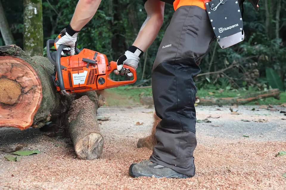 Motosierra Husqvarna 365 20” Profesional – Potencia y Versatilidad para Trabajo Intensivo 3