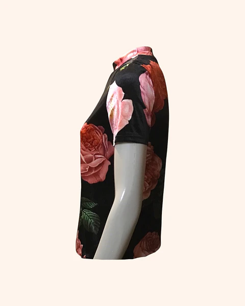 Polera negra con flores