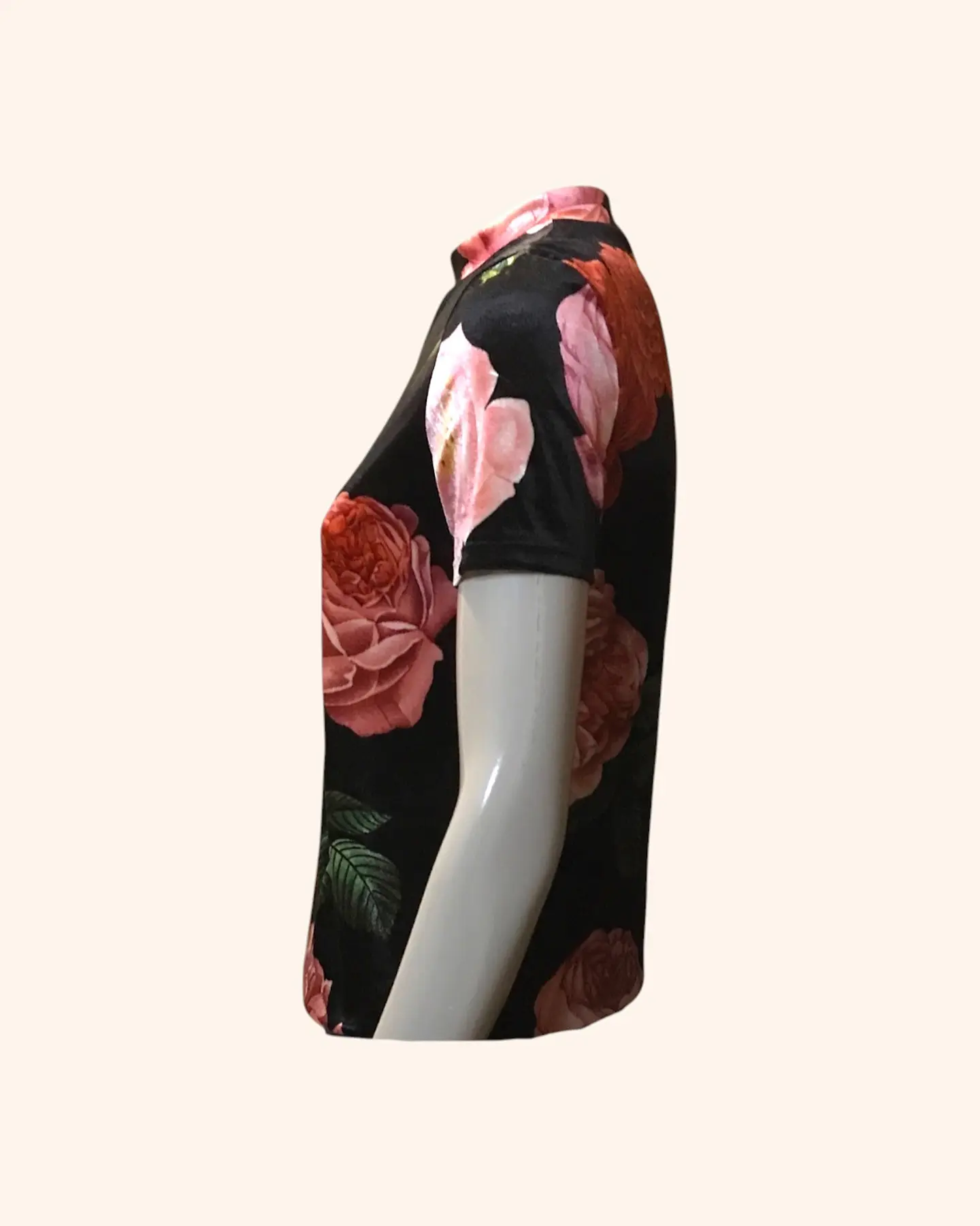 Polera negra con flores 2
