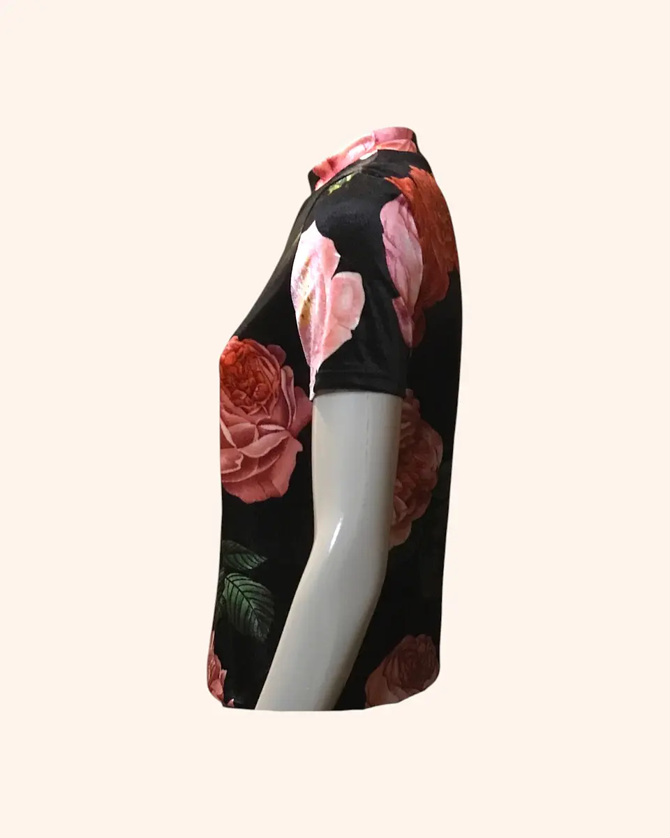 Polera negra con flores 2