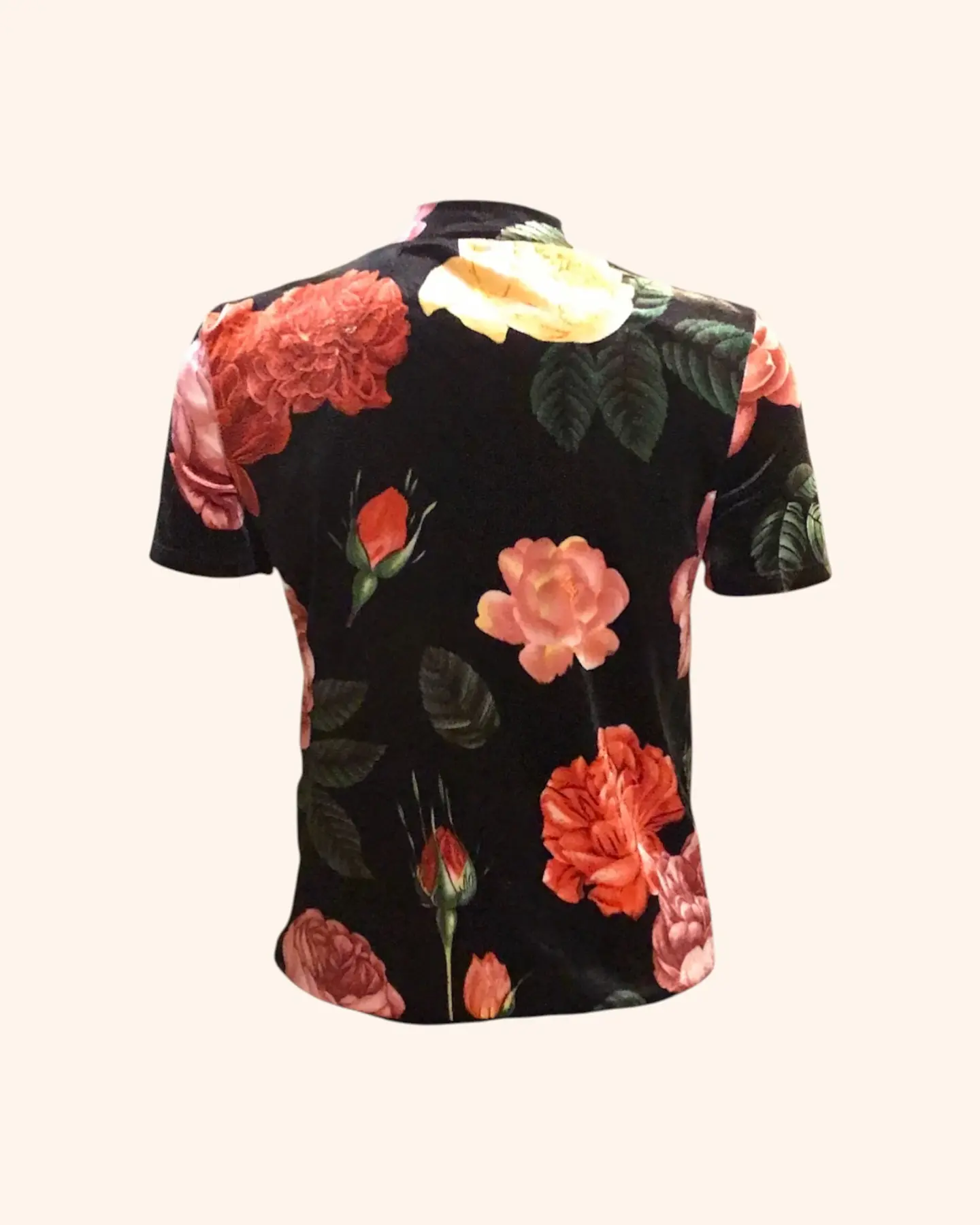 Polera negra con flores 3