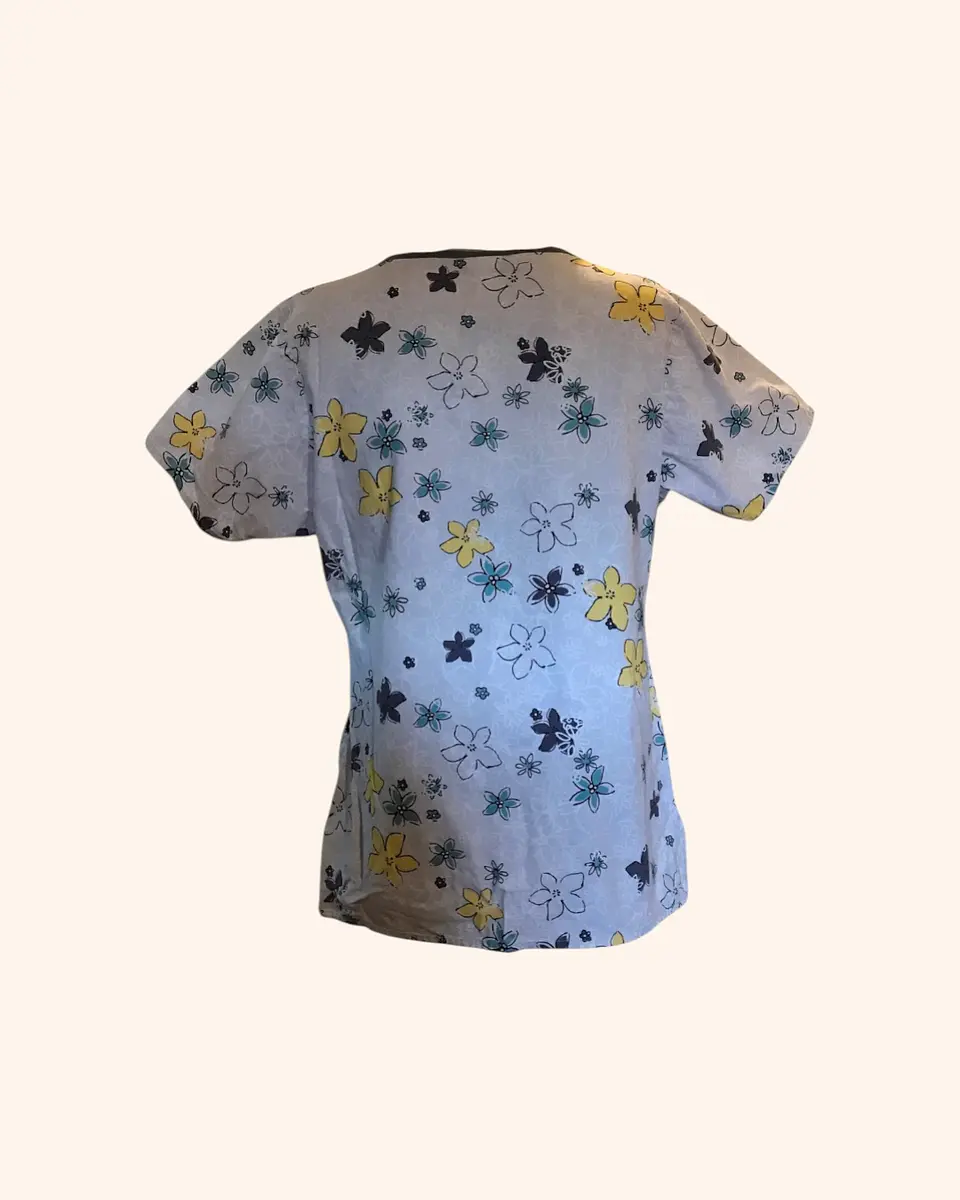 Polera clínica blanca con flores 3