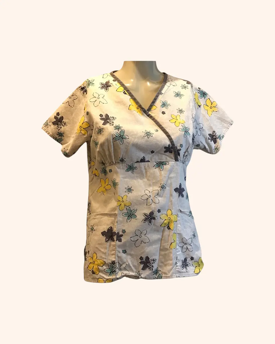 Polera clínica blanca con flores 1