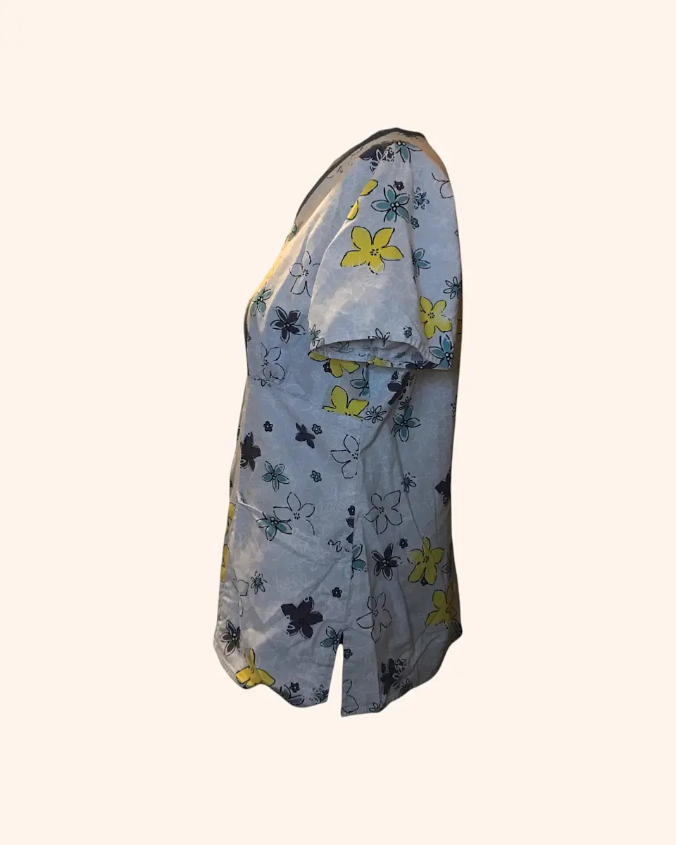 Polera clínica blanca con flores 2