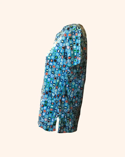Polera clínica celeste con círculos