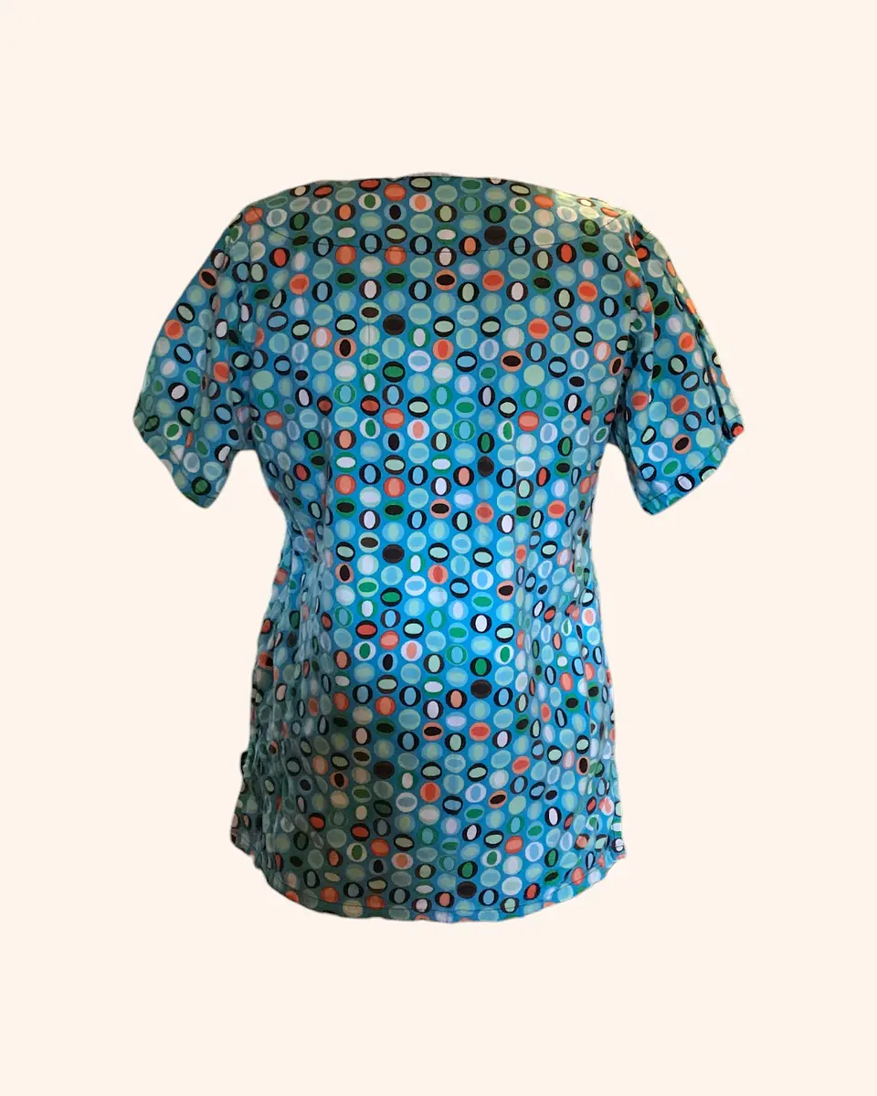 Polera clínica celeste con círculos 3