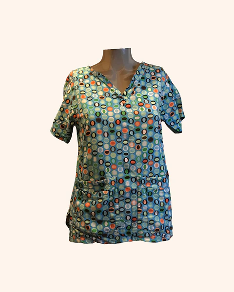 Polera clínica celeste con círculos