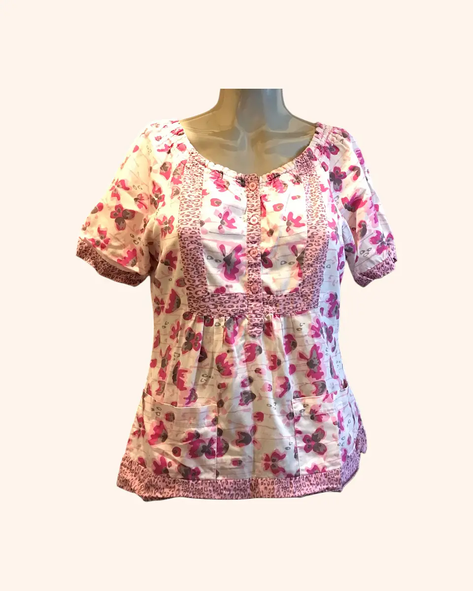 Polera clínica blanco con rosado 1