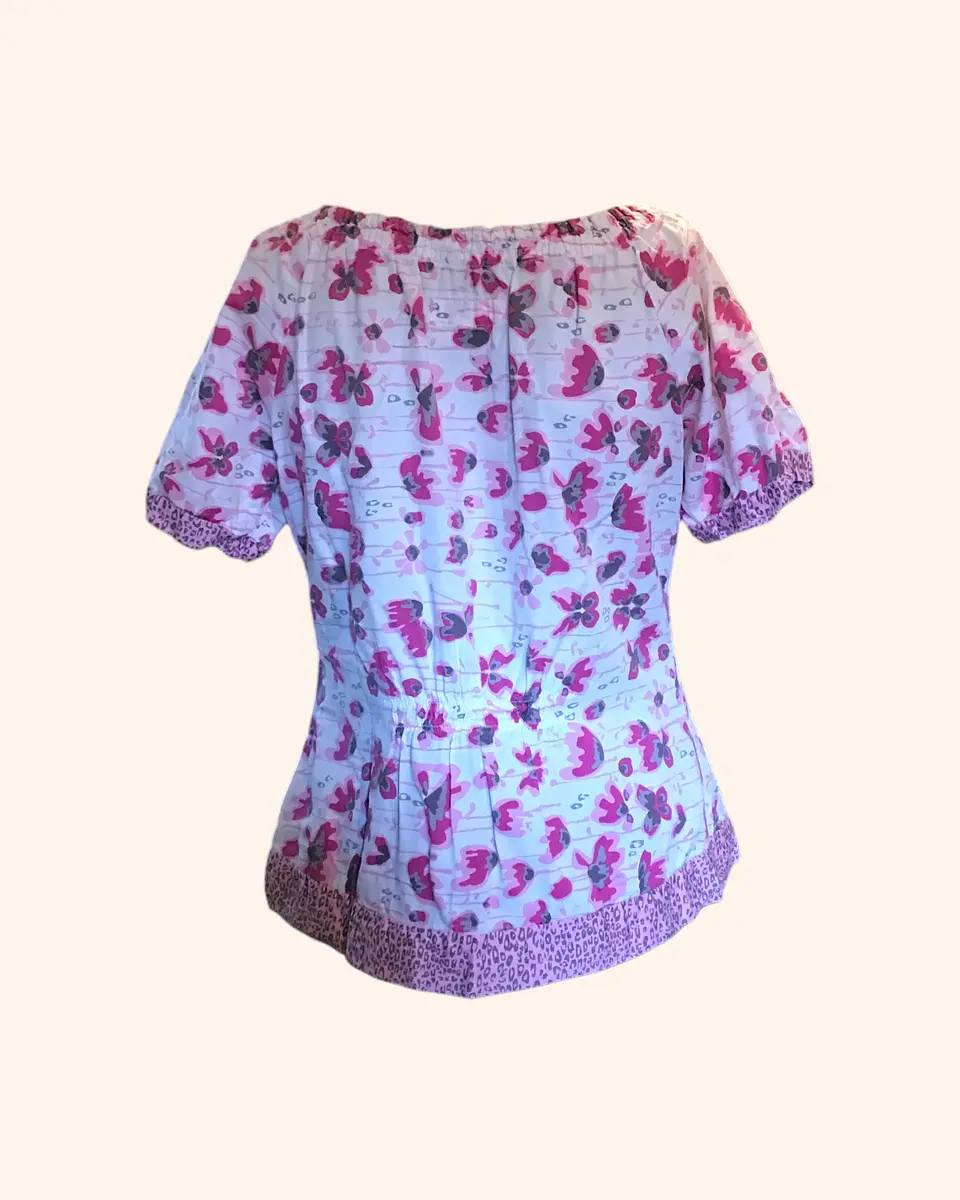 Polera clínica blanco con rosado 2