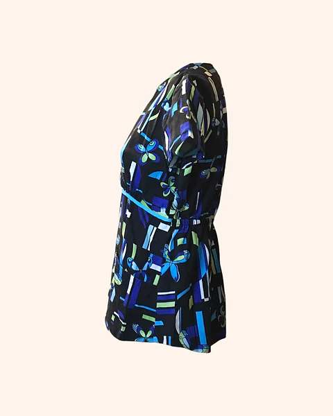 Polera clínica negra con azul