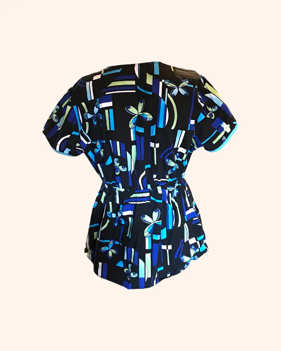 Polera clínica negra con azul 3