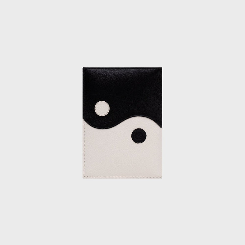 PORTAPASAPORTE LUCKY YIN YANG HUESO NEGRO 2