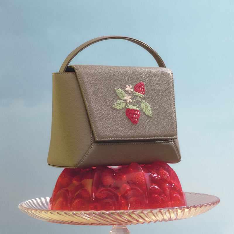 FLAP HANDBAG STRAWBERRY SUNDAE MARRÓN 2