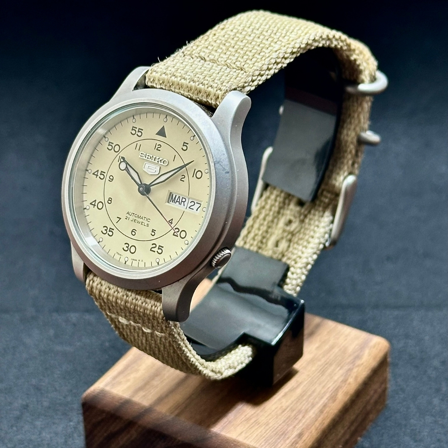 Seiko 5 SNK803 Automático 37mm Beige – Estilo Military – Calibre 7S26  3