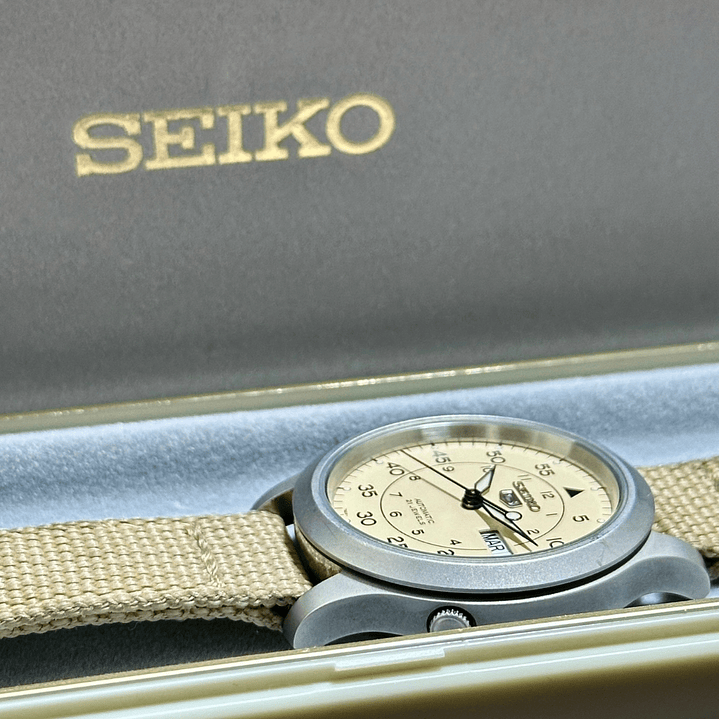 Seiko 5 SNK803 Automático 37mm Beige – Estilo Military – Calibre 7S26  2