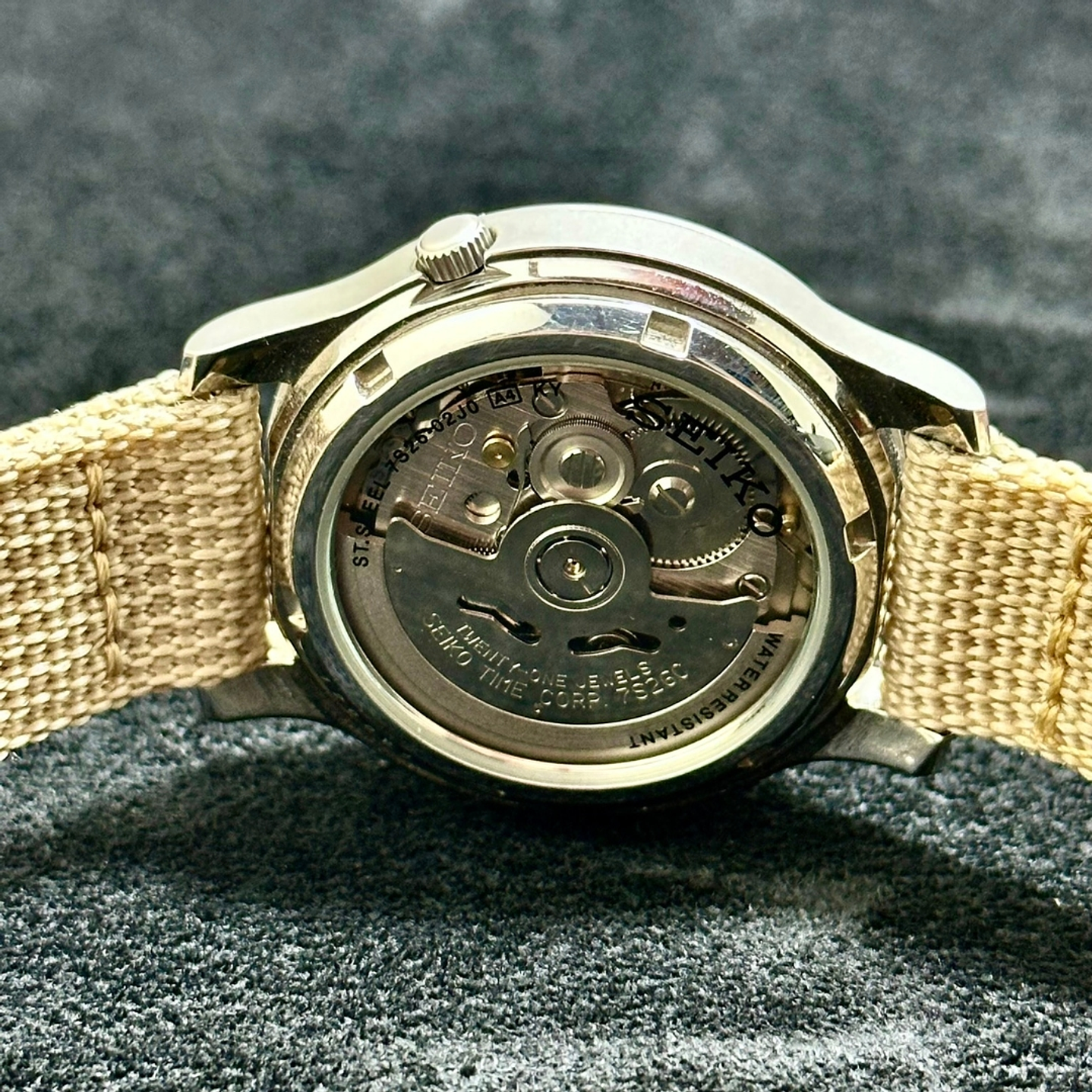 Seiko 5 SNK803 Automático 37mm Beige – Estilo Military – Calibre 7S26  10