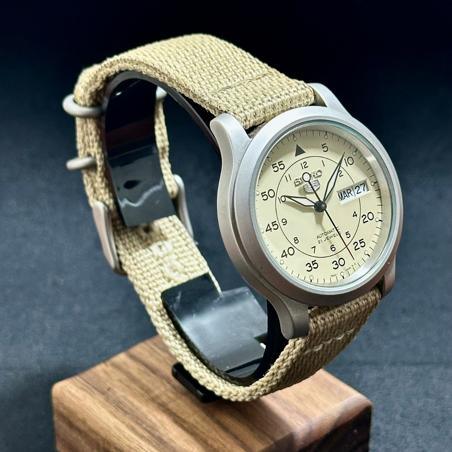 Seiko 5 SNK803 Automático 37mm Beige – Estilo Military – Calibre 7S26  4