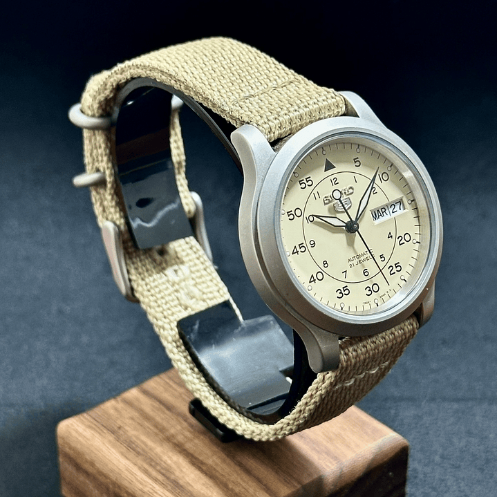 Seiko 5 SNK803 Automático 37mm Beige – Estilo Military – Calibre 7S26  4