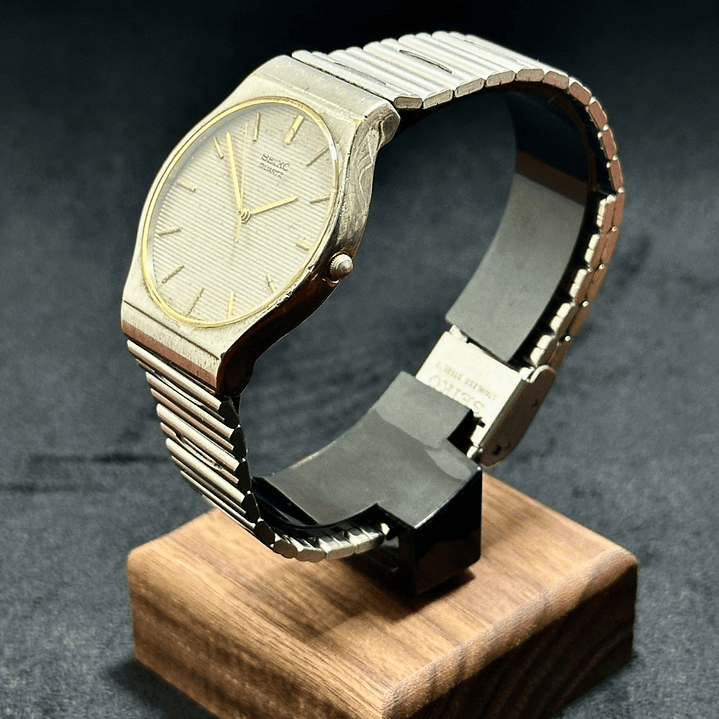 Seiko Quartz – Silver Textured Dial – Cuarzo – 36mm – 5Y31-8010 2