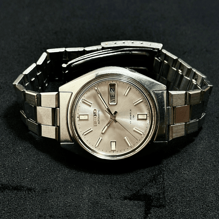 Seiko Automatic 7009-8049 37mm – Esfera Plateada – Día/Fecha – Vintage 1978 9