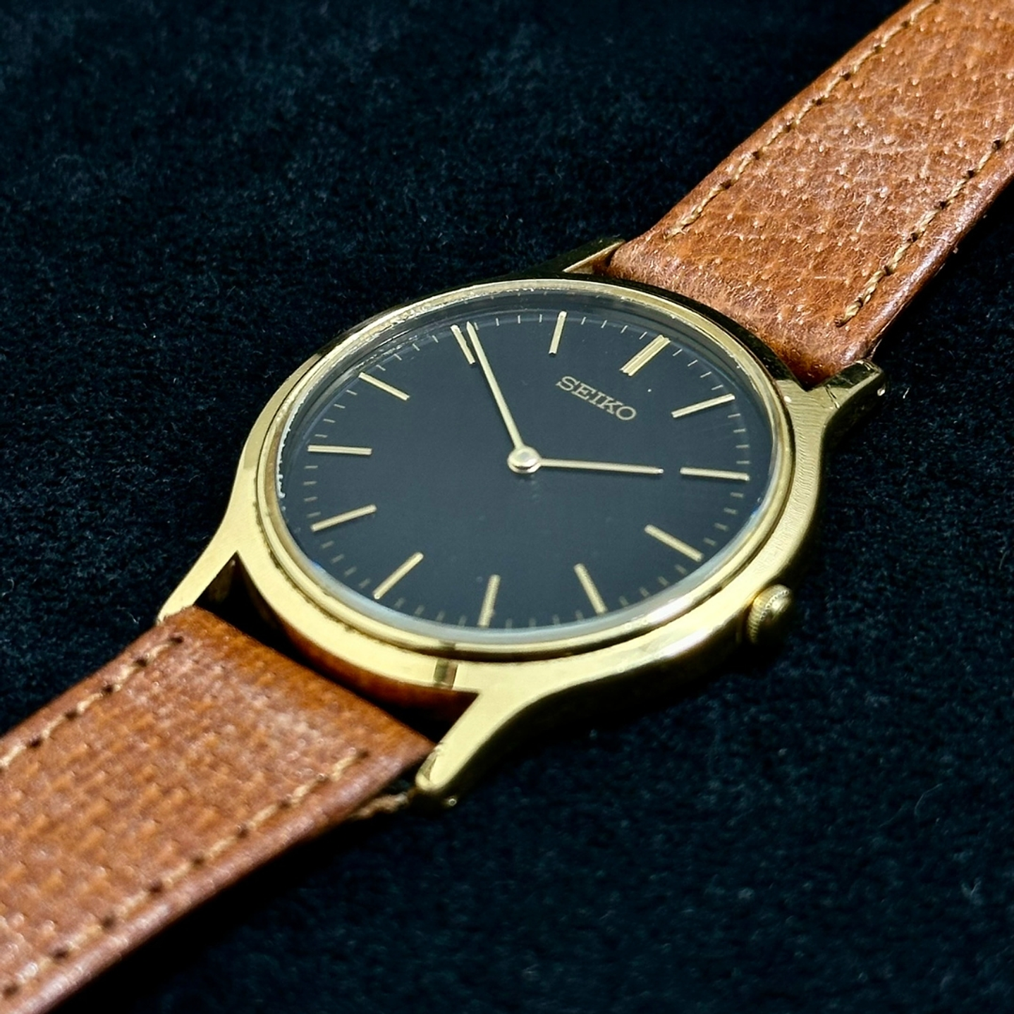 Seiko Quartz SQ – Black Dial Gold Tone – Quartz 37mm – V700-8A10 5