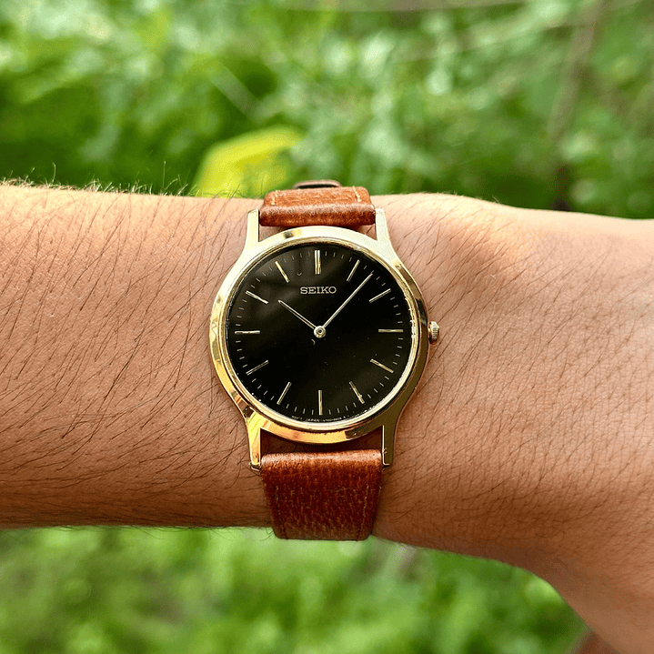 Seiko Quartz SQ – Black Dial Gold Tone – Quartz 37mm – V700-8A10 9