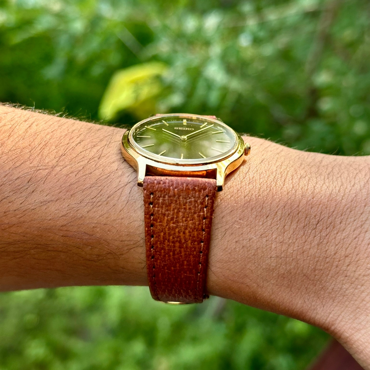 Seiko Quartz SQ – Black Dial Gold Tone – Quartz 37mm – V700-8A10 12