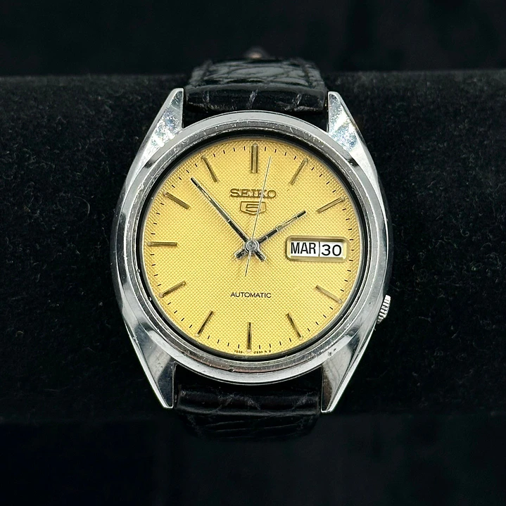 Seiko 5 Automático – Esfera Waffle Dorada – Acero – Day-Date – 7S26-3040 4