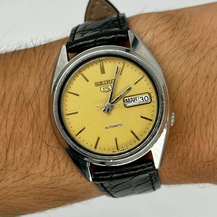 Seiko 5 Automático – Esfera Waffle Dorada – Acero – Day-Date – 7S26-3040 9