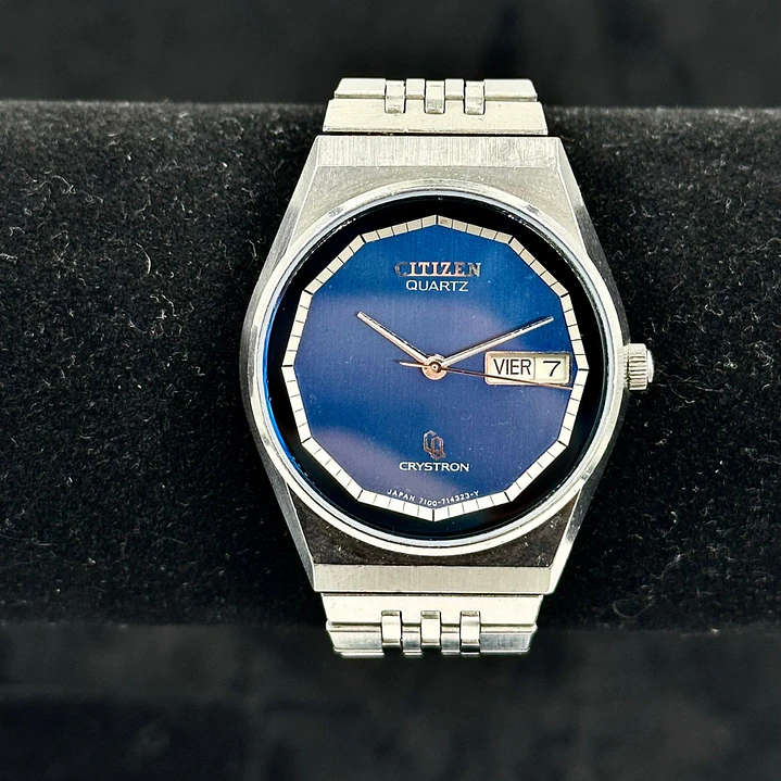 Citizen Quartz Crystron CQ – Dial Azul Profundo Day-Date 37mm – Referencia 7100-714323-Y 4