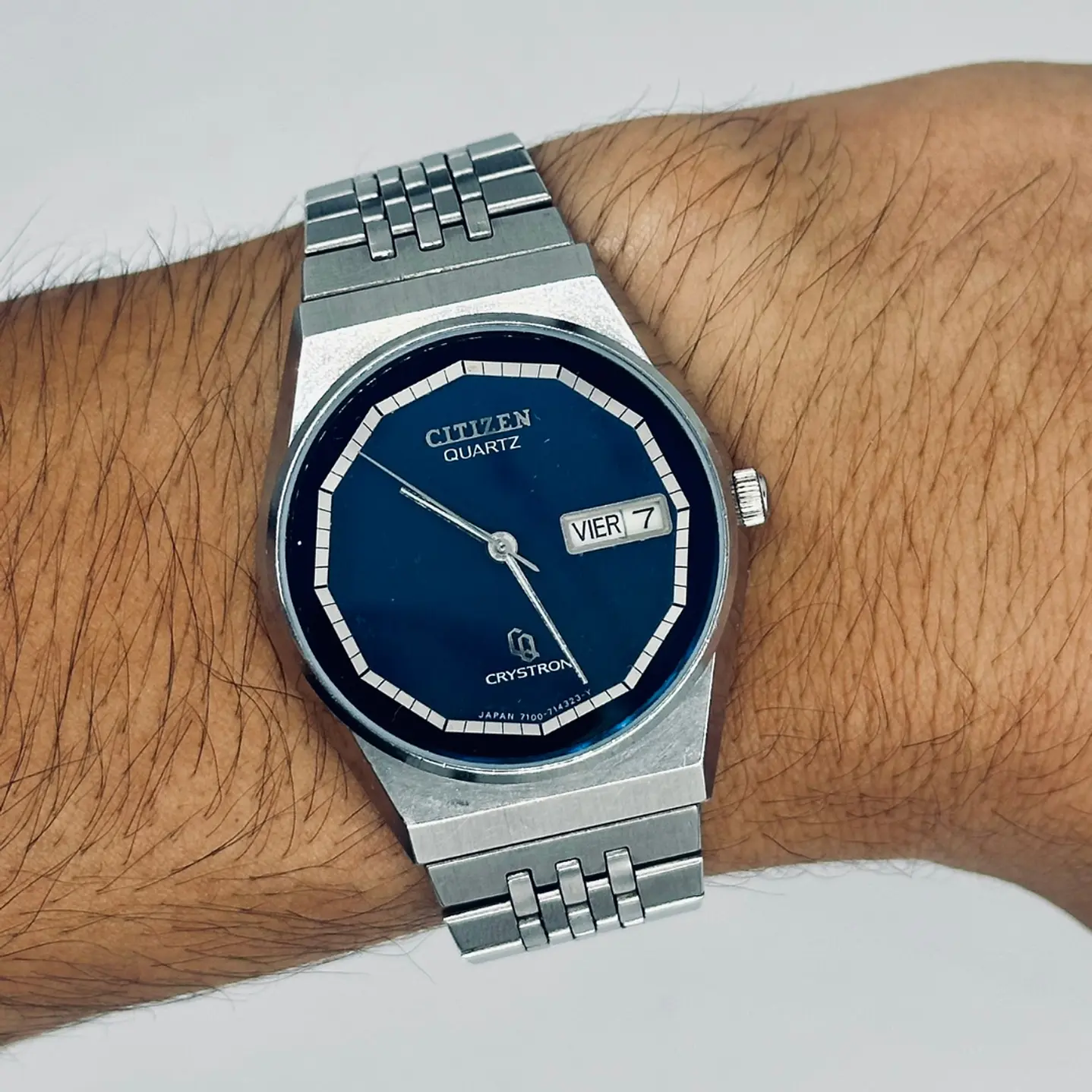 Citizen Quartz Crystron CQ – Dial Azul Profundo Day-Date 37mm – Referencia 7100-714323-Y 9