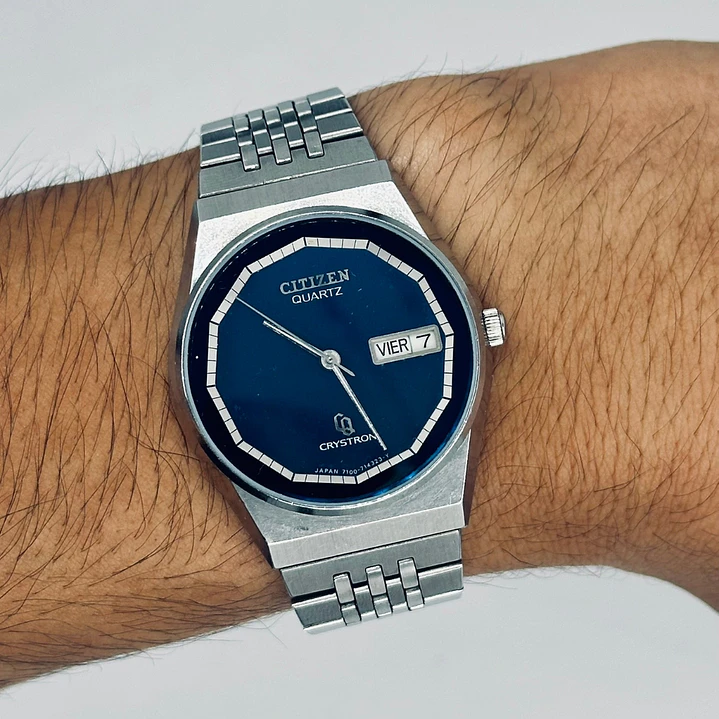 Citizen Quartz Crystron CQ – Dial Azul Profundo Day-Date 37mm – Referencia 7100-714323-Y 9