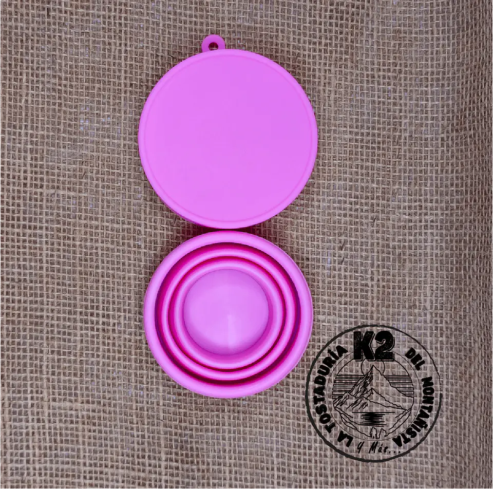 VASO ROSADO DE SILICONA PLEGABLE CON TAPA 1
