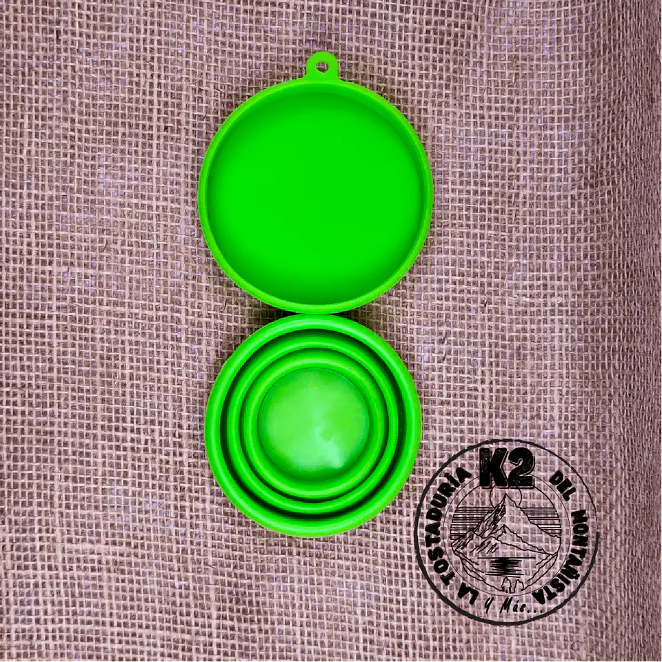 VASO VERDE DE SILICONA PLEGABLE CON TAPA 2