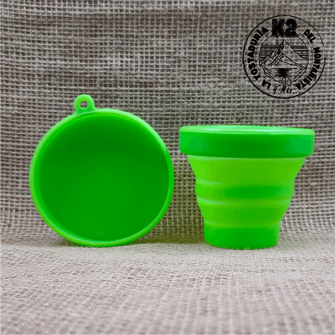 VASO VERDE DE SILICONA PLEGABLE CON TAPA