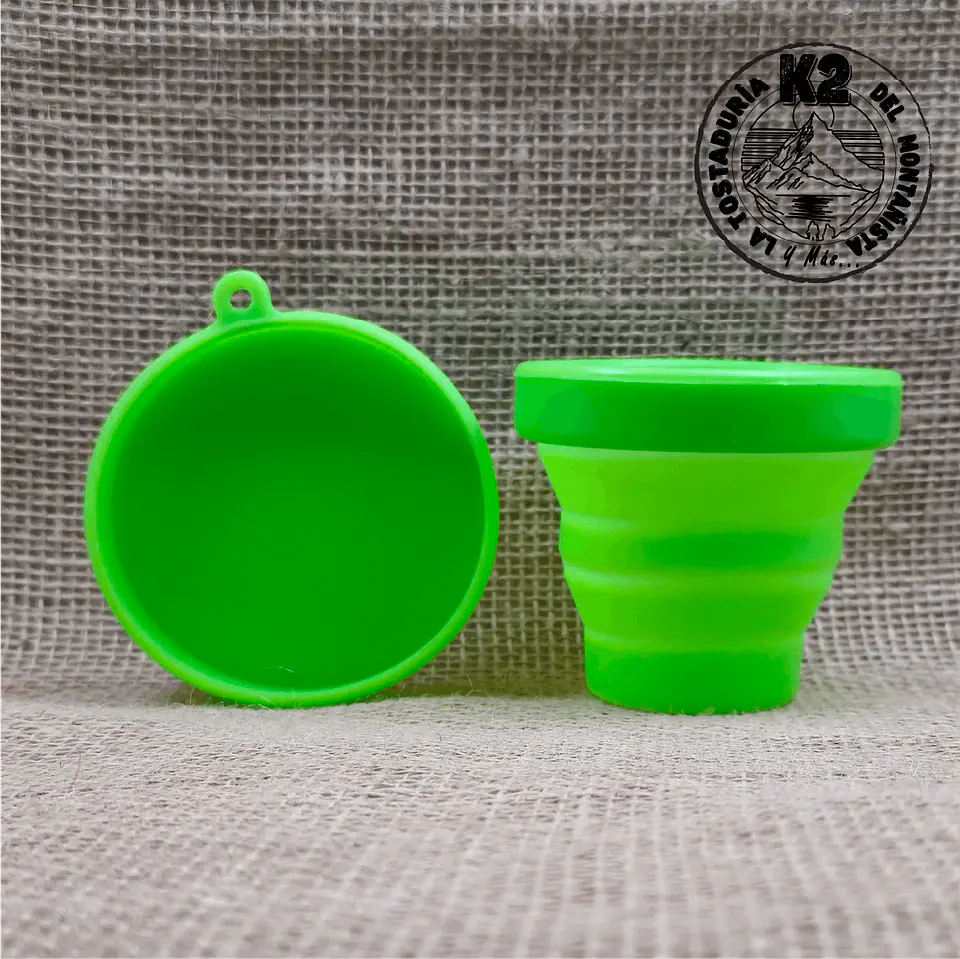 VASO VERDE DE SILICONA PLEGABLE CON TAPA 1