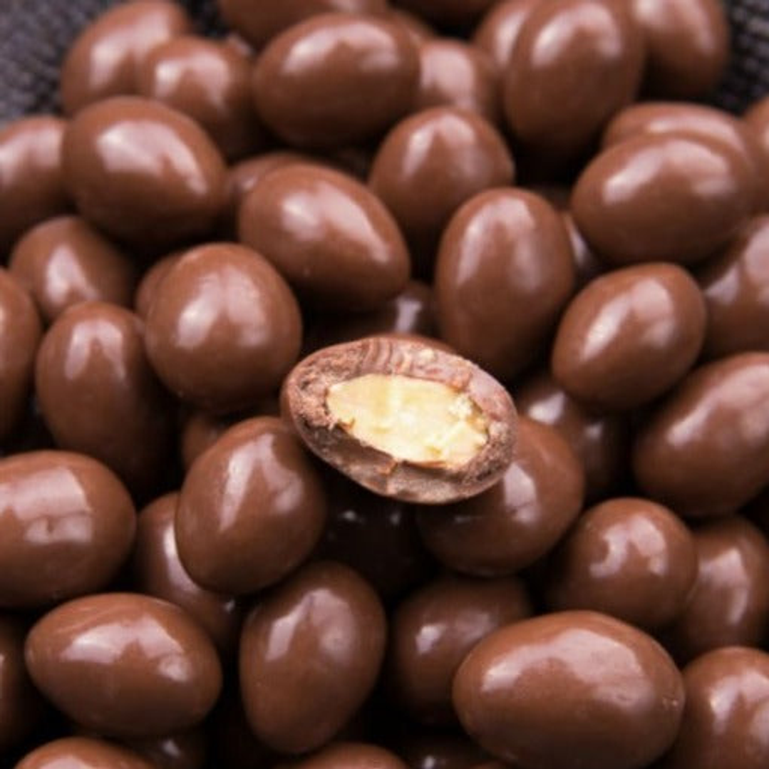 Almendras con chocolate de leche granel 1