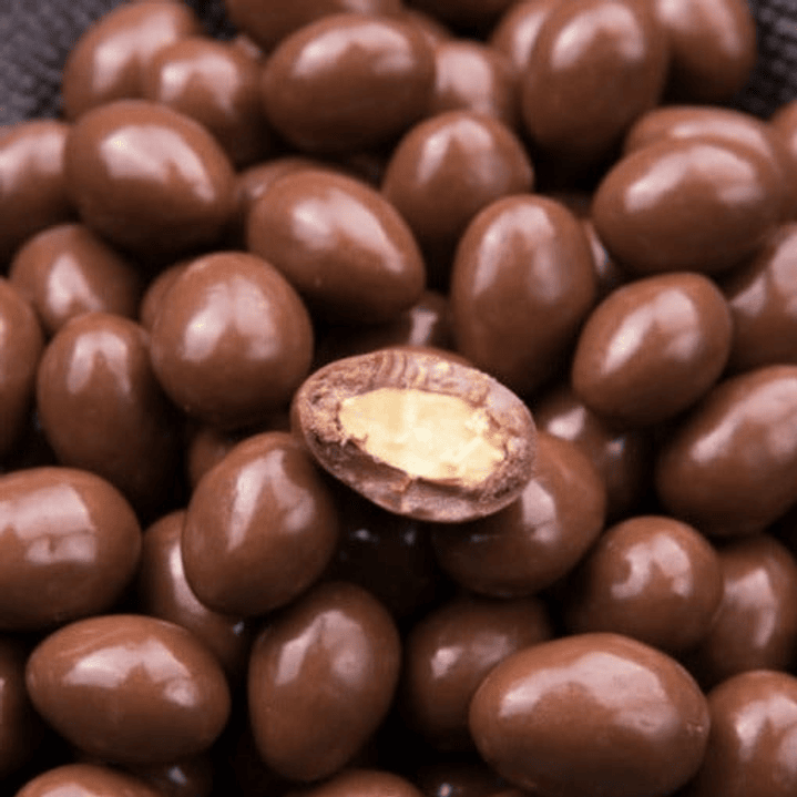 Almendras con chocolate de leche granel 1