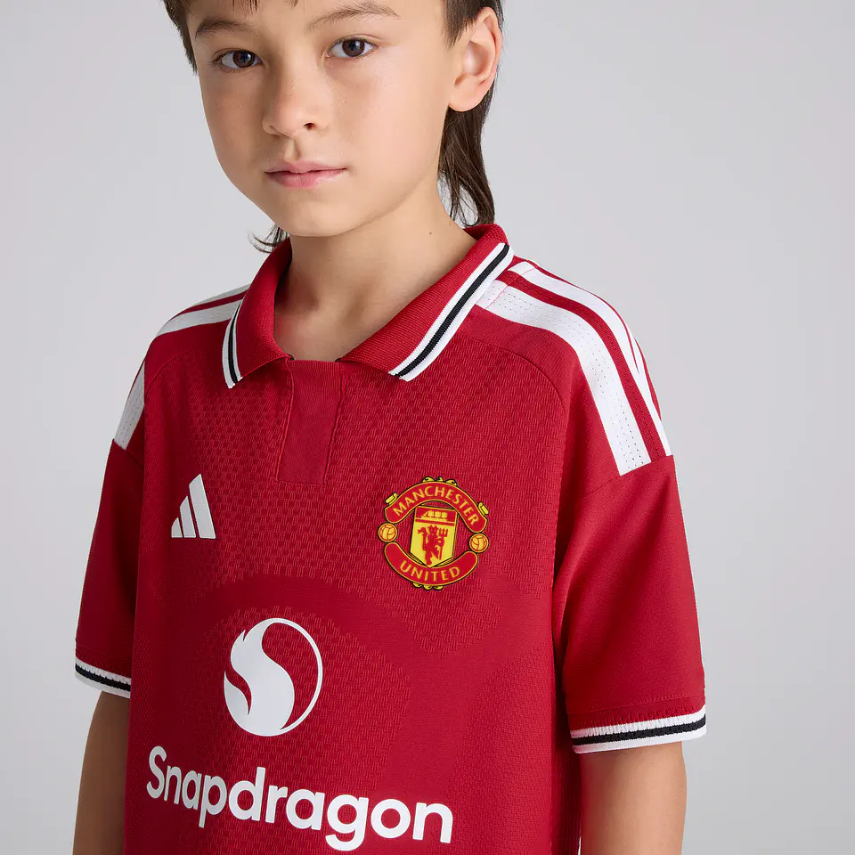 Conjunto Manchester United Primeiro Equipamento 26/27 Criança  2