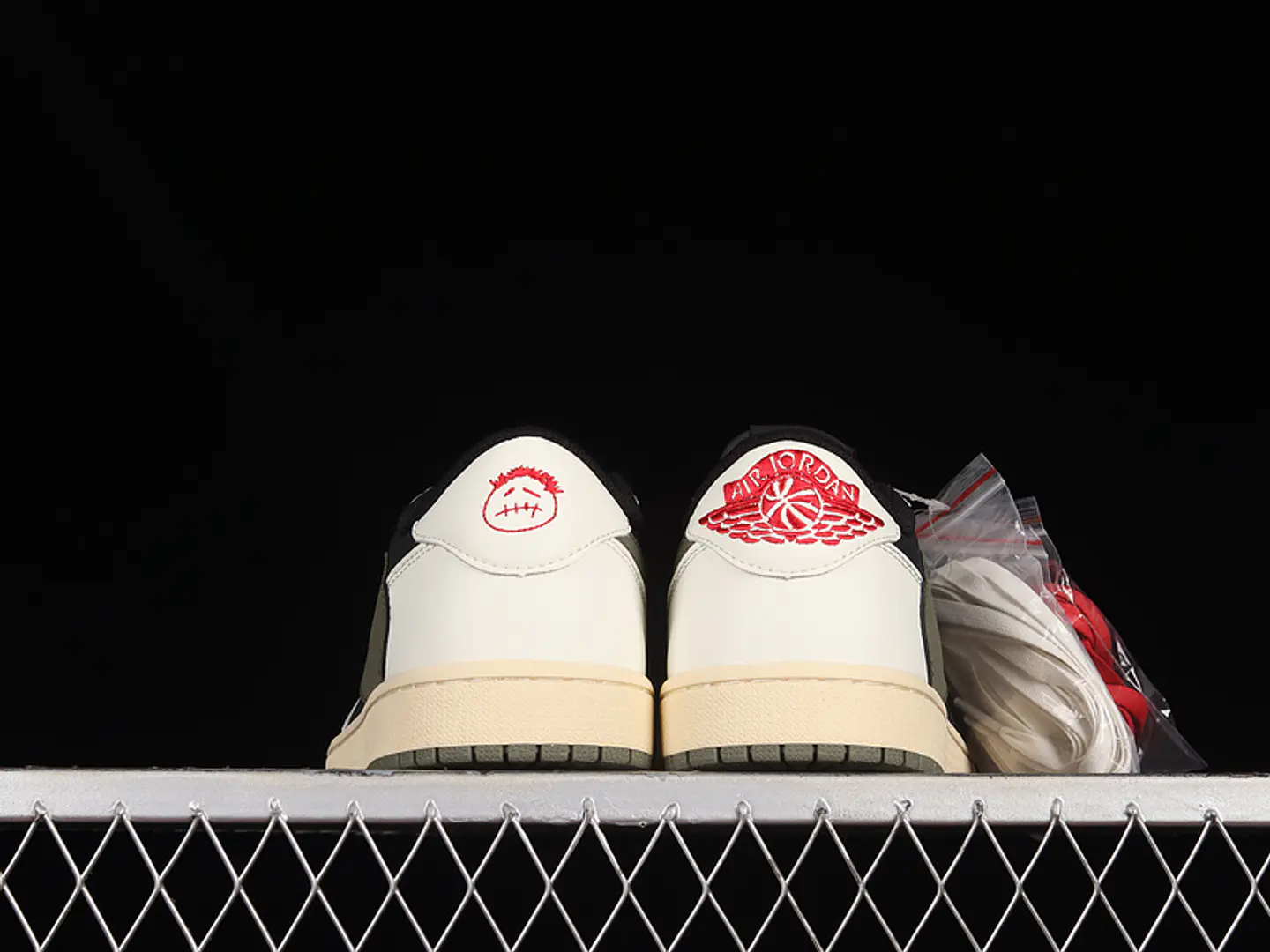 Nike TRAVIS SCOTT X AIR JORDAN 1 RETRO LOW OG - OLIVE 4